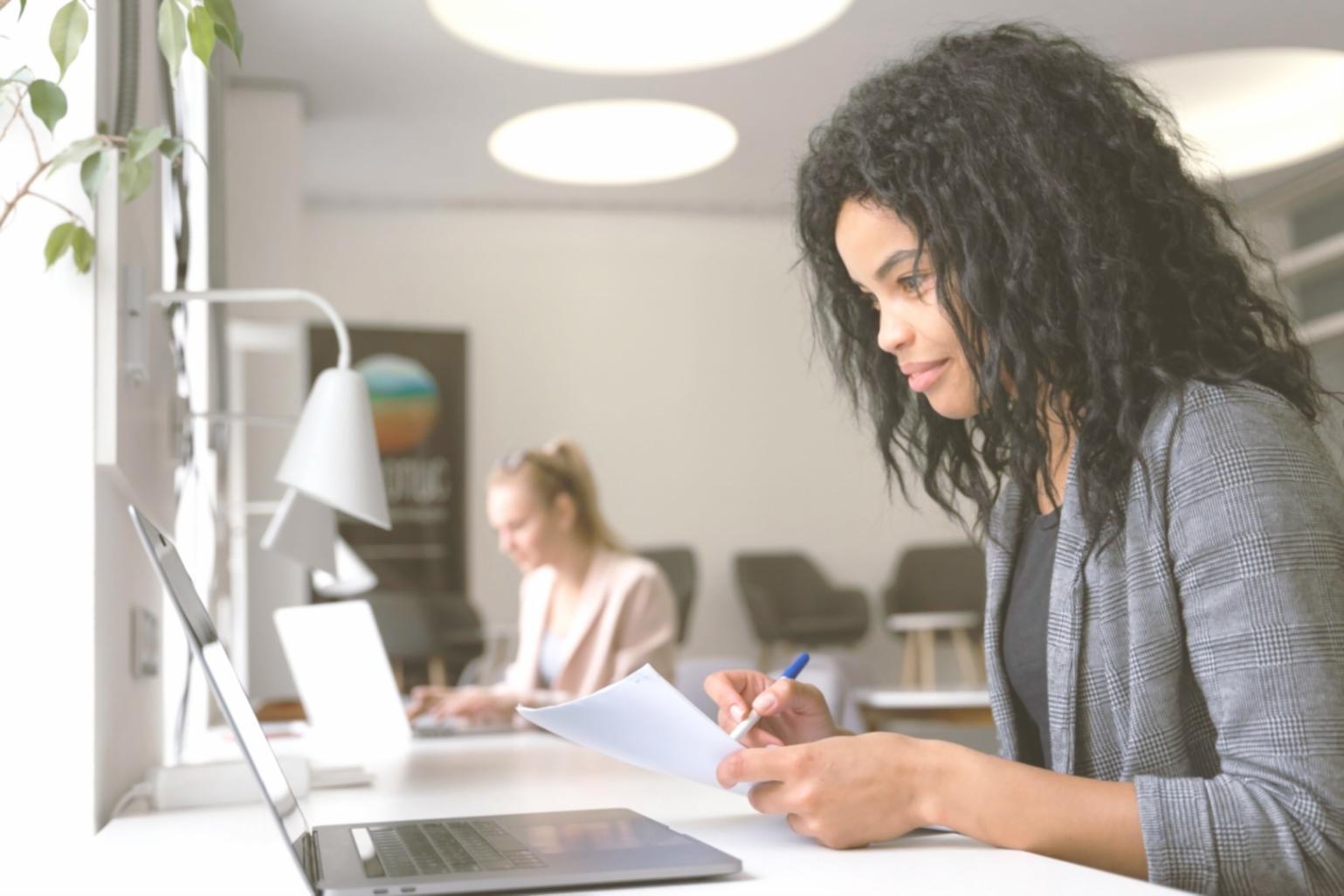 Finanzanalyse Grundlagen - Geschäftsdokumente und Berichte auf einem modernen Arbeitsplatz